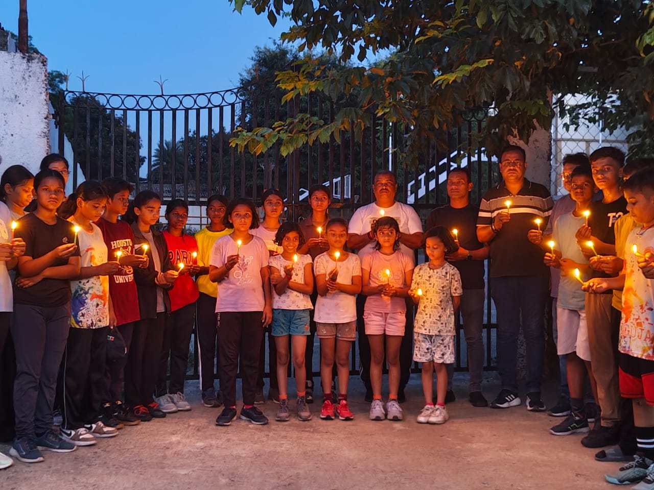 अहमदाबाद हवाई हादसे के पीड़ितों को बास्केटबॉल खिलाड़ी द्वारा मोमबत्ती जलाकर दी गई श्रद्धांजलि